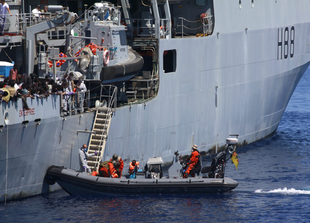 Speedboote der Fregatte Schleswig-Holstein fahren am 23.08.2015 zum britischen Marineschiff HMS Enterprise, um bereits gerettete Flüchtlinge zu übernehmen.